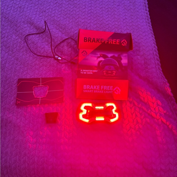 Smart Brake Light - Red - Picture 5 of 5